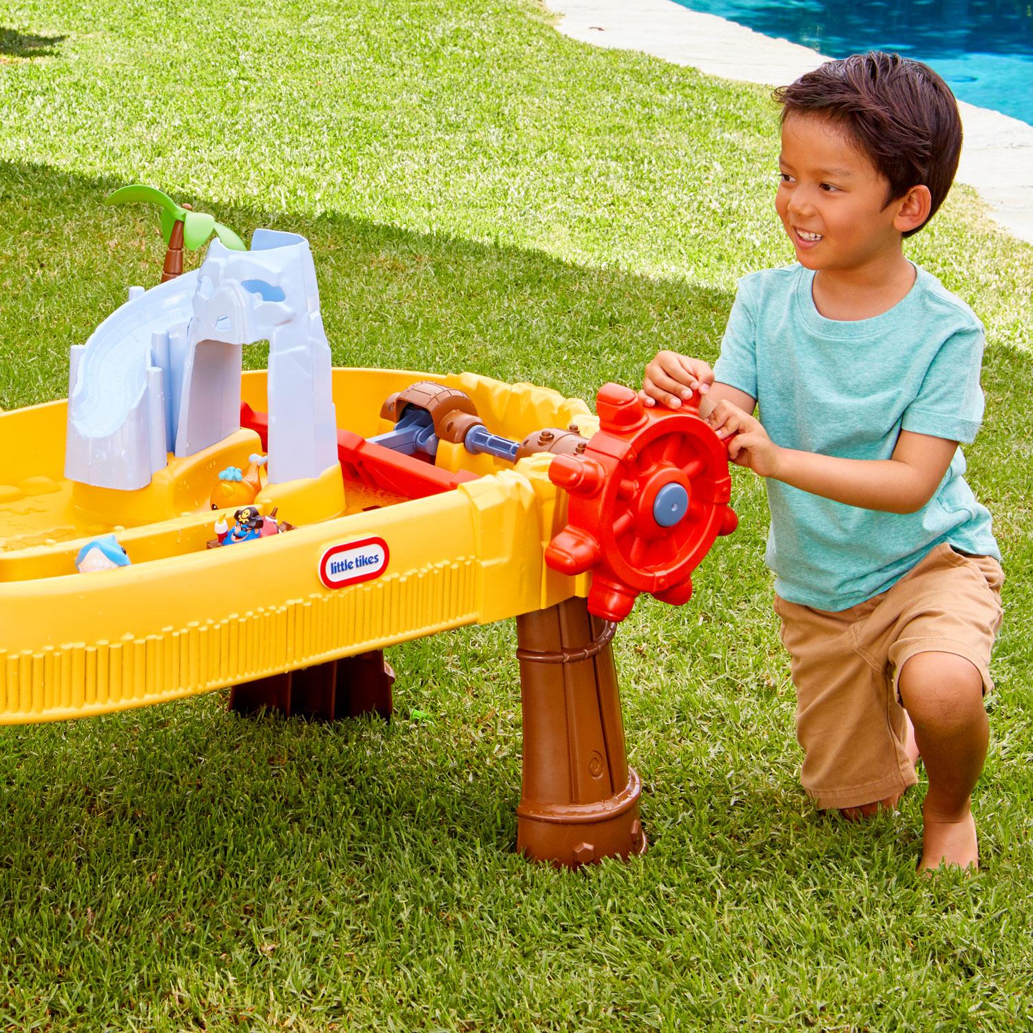 Island Wavemaker™ Water Table